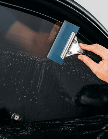 specialist-with-drier-tinting-fi