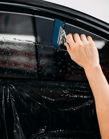 specialist-work-with-car-tinting