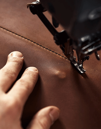 working-process-leather-craftsma